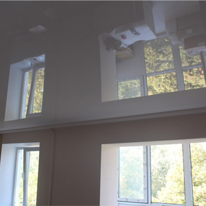 Белый натяжной потолок