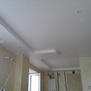 Натяжной потолок в кухне