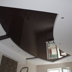 Натяжной потолок в спальне